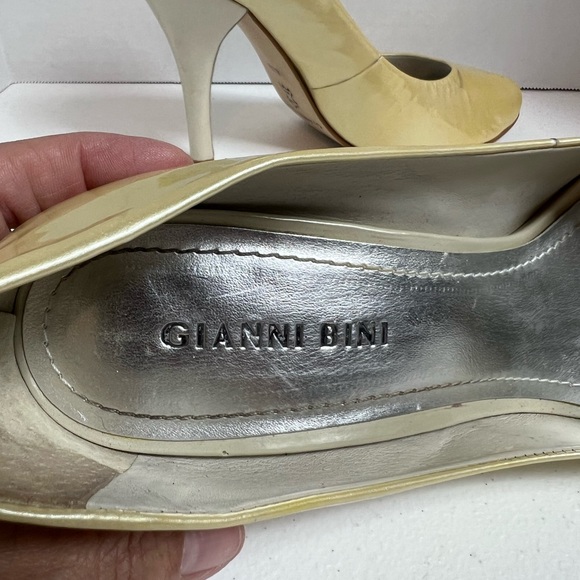 Gianni Bini champagne Gold peep toe heels,   Size 8 1/2 - Picture 6 of 6